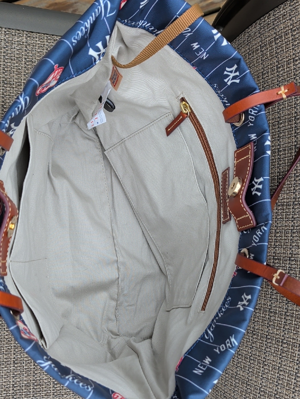 Dooney & Bourke x MLB New York Yankees Zip Top Tote NWOT ⚾⚾⚾ - Picture 6 of 8